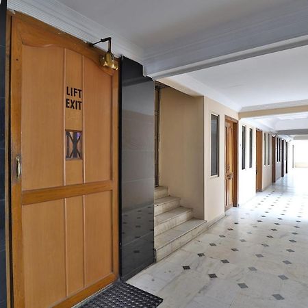 SPOT ON 39880 Hotel Decent Ānand Exterior foto
