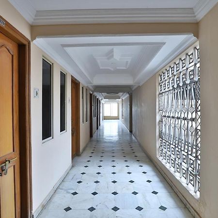 SPOT ON 39880 Hotel Decent Ānand Exterior foto