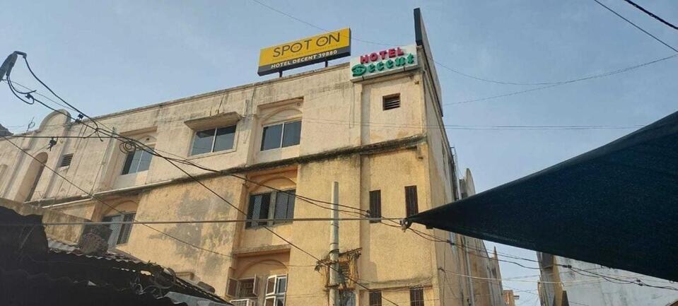 SPOT ON 39880 Hotel Decent Ānand Exterior foto