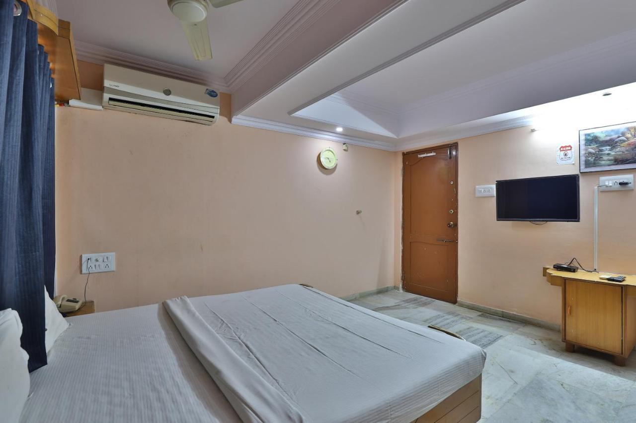 SPOT ON 39880 Hotel Decent Ānand Exterior foto