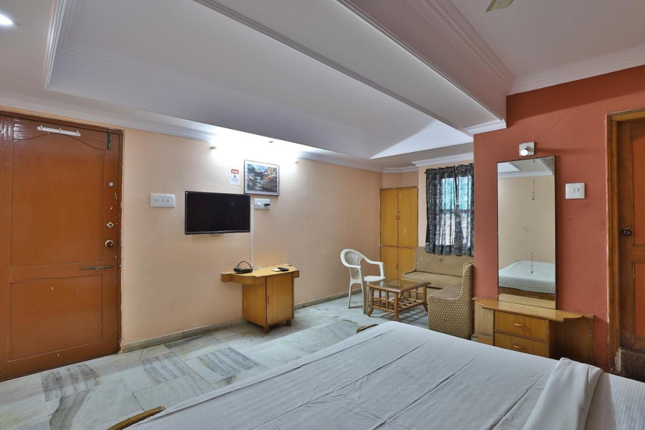 SPOT ON 39880 Hotel Decent Ānand Exterior foto