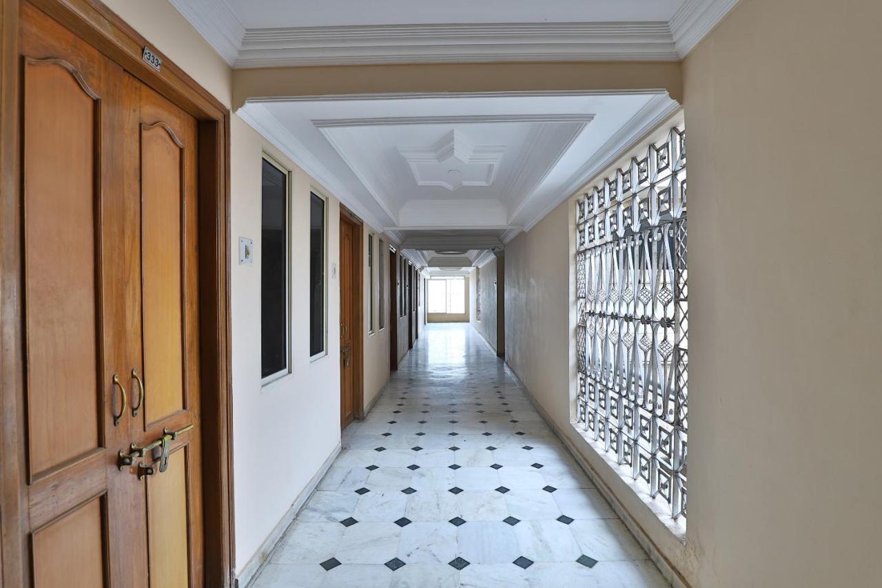 SPOT ON 39880 Hotel Decent Ānand Exterior foto