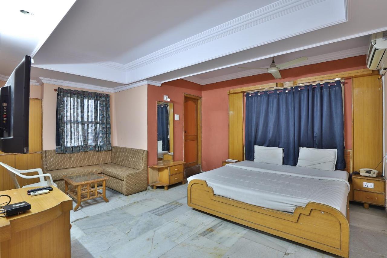 SPOT ON 39880 Hotel Decent Ānand Exterior foto