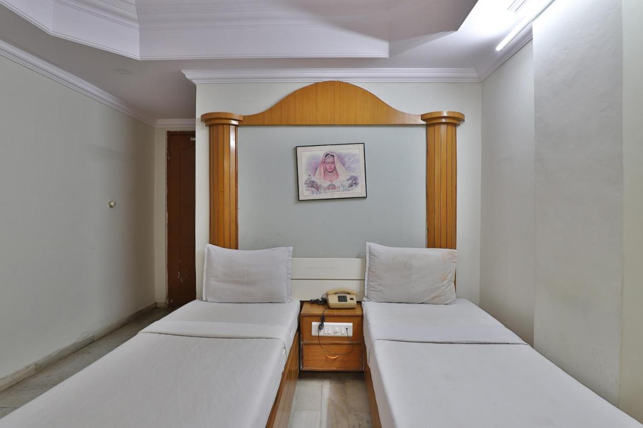 SPOT ON 39880 Hotel Decent Ānand Exterior foto