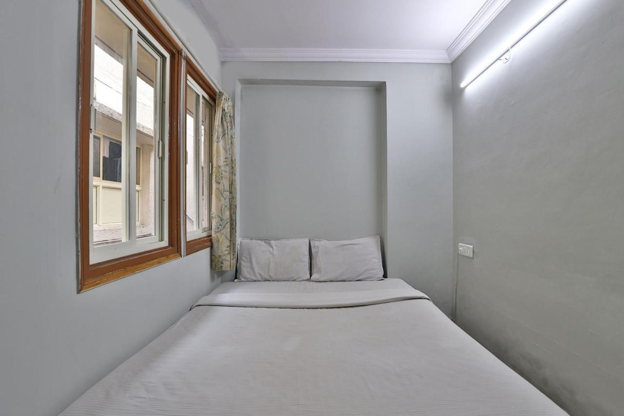 SPOT ON 39880 Hotel Decent Ānand Exterior foto