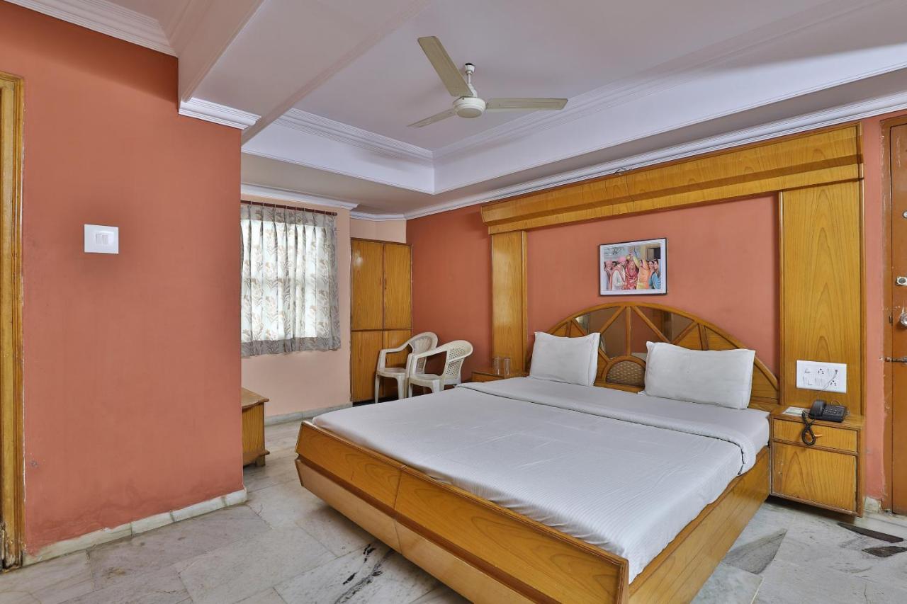 SPOT ON 39880 Hotel Decent Ānand Exterior foto