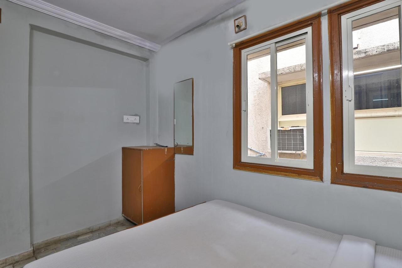 SPOT ON 39880 Hotel Decent Ānand Exterior foto