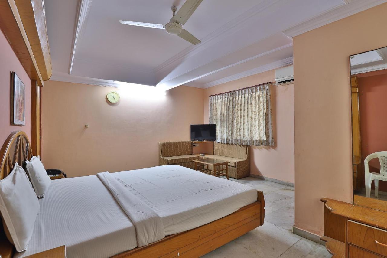 SPOT ON 39880 Hotel Decent Ānand Exterior foto