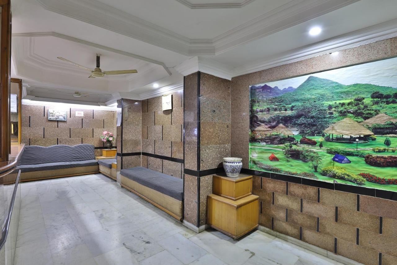 SPOT ON 39880 Hotel Decent Ānand Exterior foto