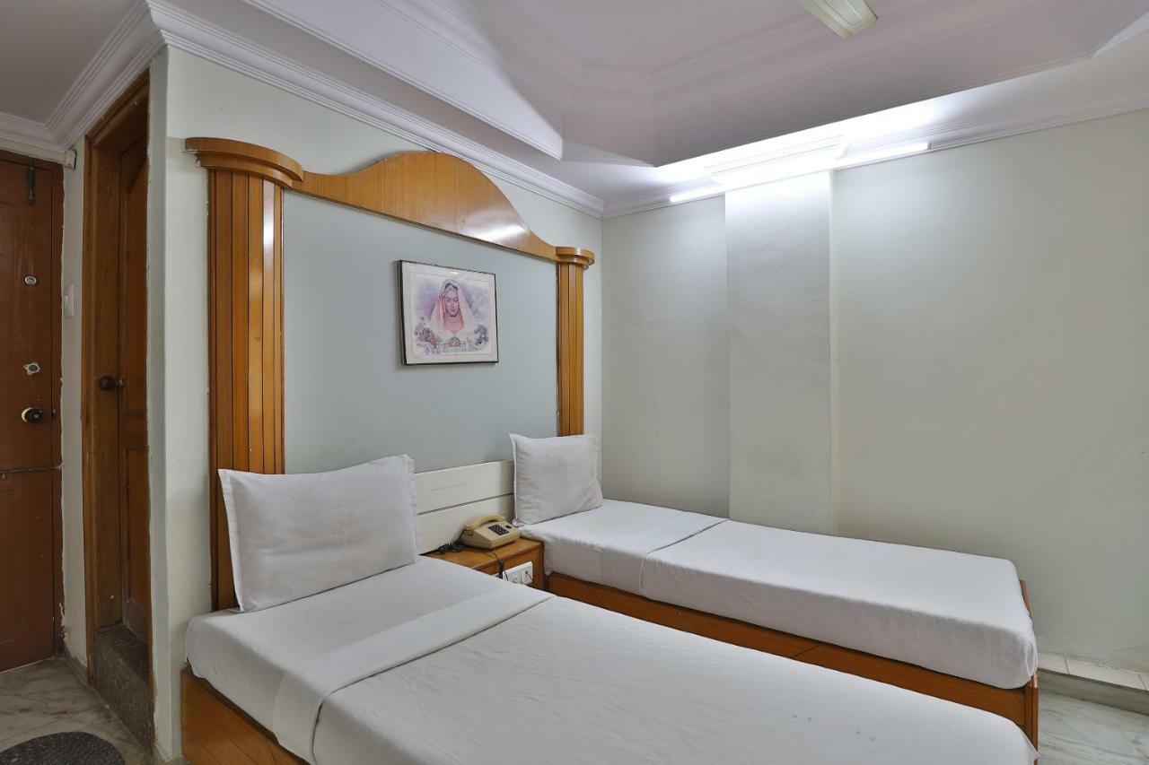 SPOT ON 39880 Hotel Decent Ānand Exterior foto