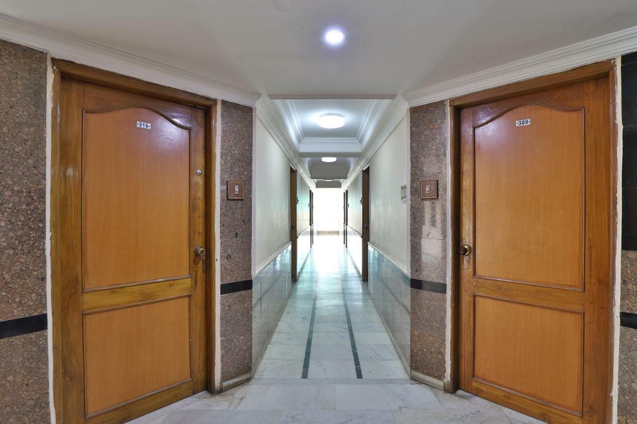 SPOT ON 39880 Hotel Decent Ānand Exterior foto