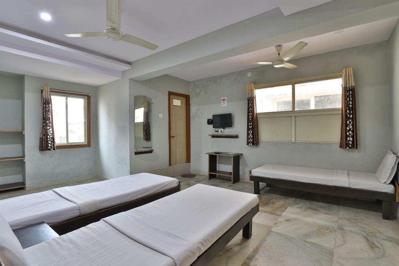SPOT ON 39880 Hotel Decent Ānand Exterior foto