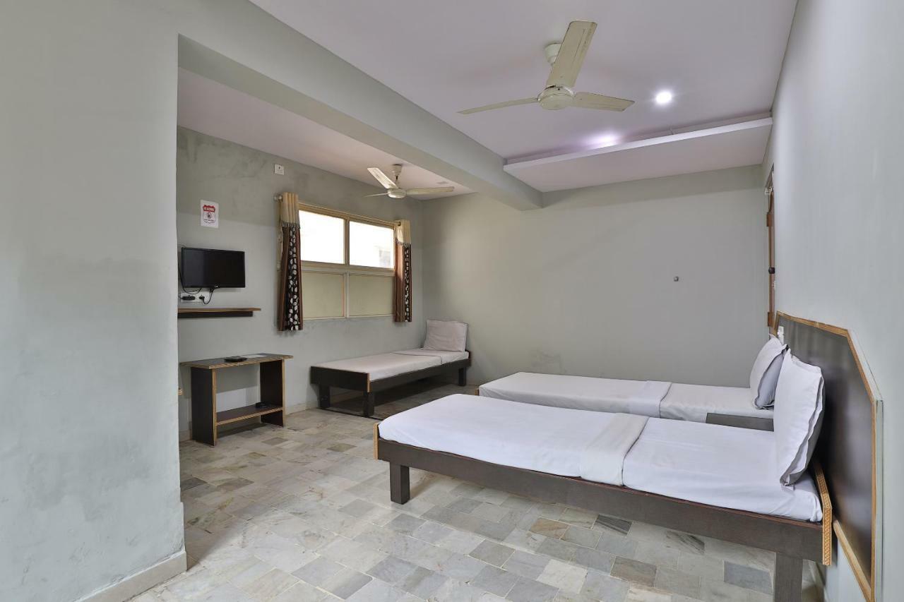 SPOT ON 39880 Hotel Decent Ānand Exterior foto