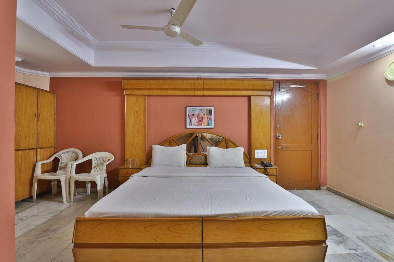 SPOT ON 39880 Hotel Decent Ānand Exterior foto