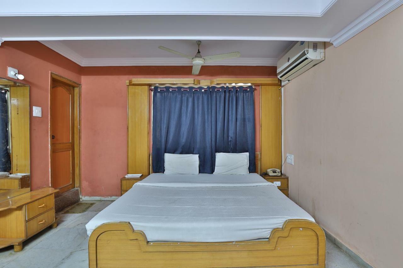 SPOT ON 39880 Hotel Decent Ānand Exterior foto